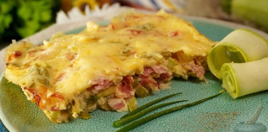Яичная запеканка с овощами, ветчиной и сыром