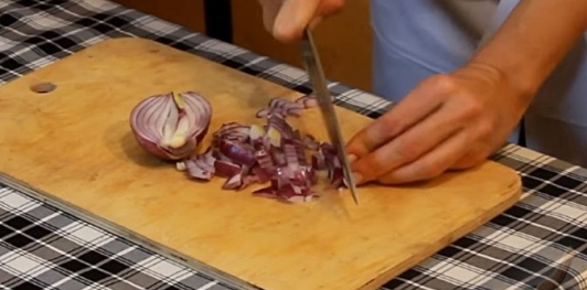 Яичный салат с оливками и сухариками