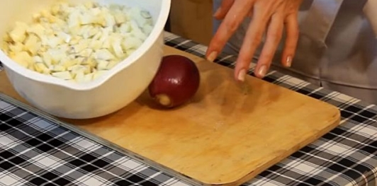 Яичный салат с оливками и сухариками