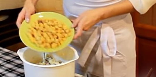 Яичный салат с оливками и сухариками