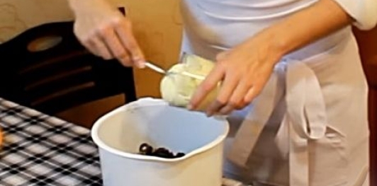Яичный салат с оливками и сухариками