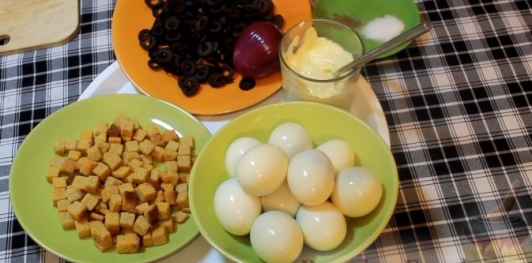 Яичный салат с оливками и сухариками