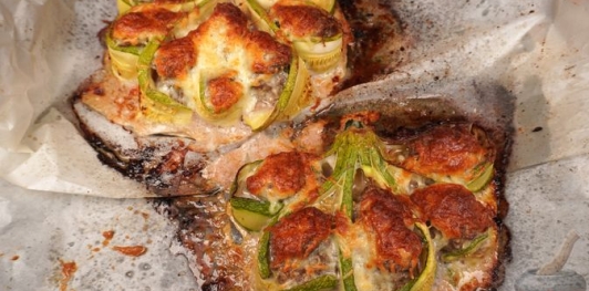 Кабачки, запечённые с фаршем и сыром