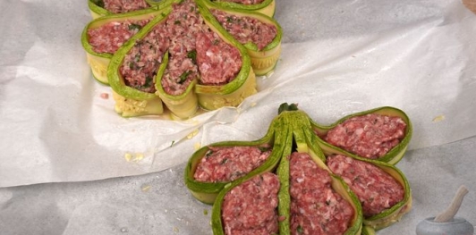 Кабачки, запечённые с фаршем и сыром