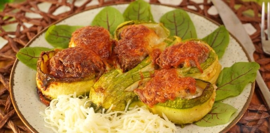 Кабачки, запечённые с фаршем и сыром