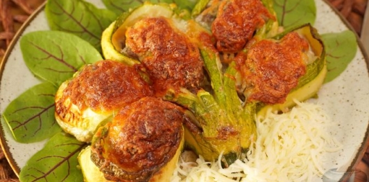 Кабачки, запечённые с фаршем и сыром