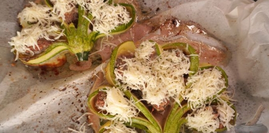 Кабачки, запечённые с фаршем и сыром