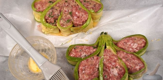 Кабачки, запечённые с фаршем и сыром
