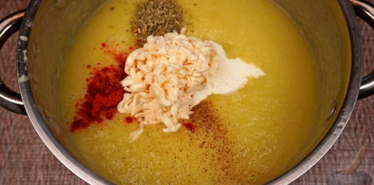 Кабачковый крем-суп с плавленым сыром и майораном