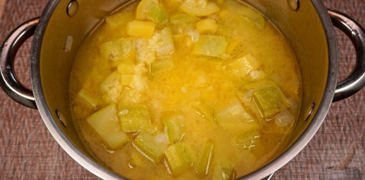 Кабачковый крем-суп с плавленым сыром и майораном
