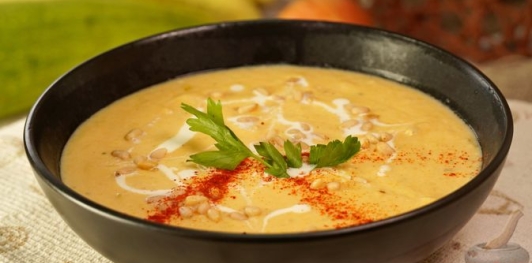 Кабачковый крем-суп с плавленым сыром и майораном