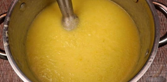 Кабачковый крем-суп с плавленым сыром и майораном