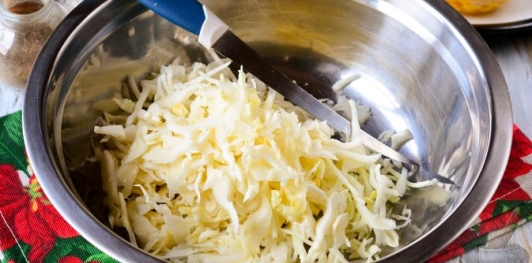 Капустный салат с ветчиной, огурцами и кукурузой