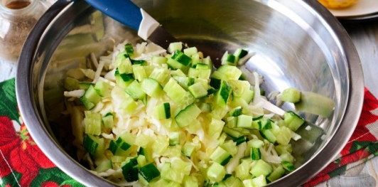 Капустный салат с ветчиной, огурцами и кукурузой