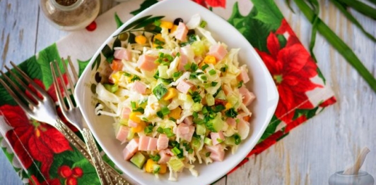 Капустный салат с ветчиной, огурцами и кукурузой