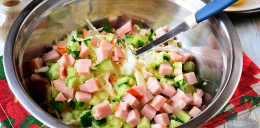 Капустный салат с ветчиной, огурцами и кукурузой
