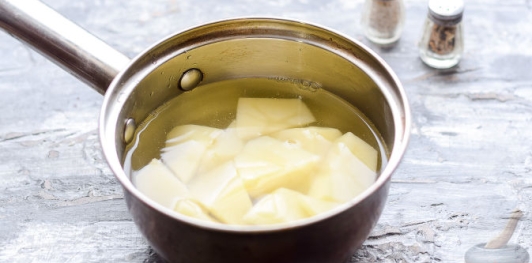 Картофельно-грибные котлеты со сметанным соусом