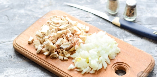 Картофельно-грибные котлеты со сметанным соусом