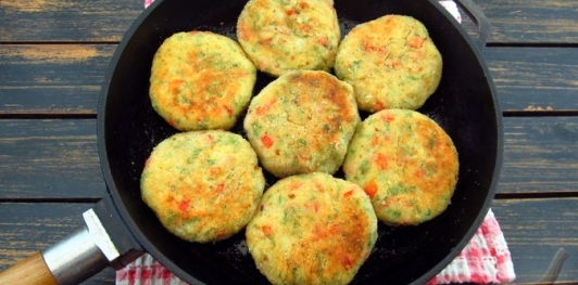 Картофельные котлеты с болгарским перцем и сырной начинкой