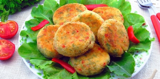 Картофельные котлеты с болгарским перцем и сырной начинкой