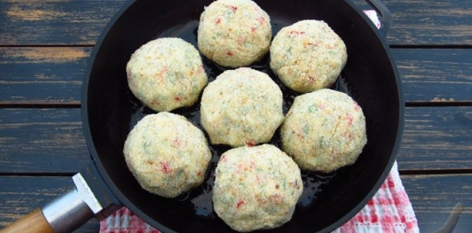 Картофельные котлеты с болгарским перцем и сырной начинкой