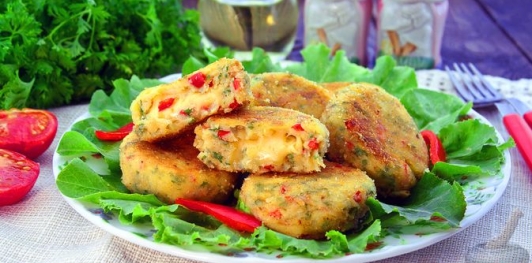 Картофельные котлеты с болгарским перцем и сырной начинкой