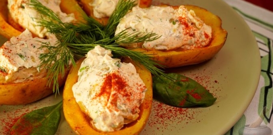 Картофельные лодочки с творожным сыром и маринованными огурцами