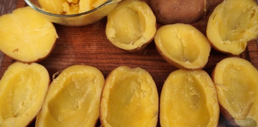 Картофельные лодочки с творожным сыром и маринованными огурцами