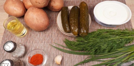 Картофельные лодочки с творожным сыром и маринованными огурцами