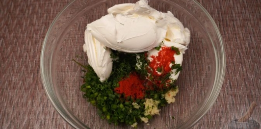 Картофельные лодочки с творожным сыром и маринованными огурцами