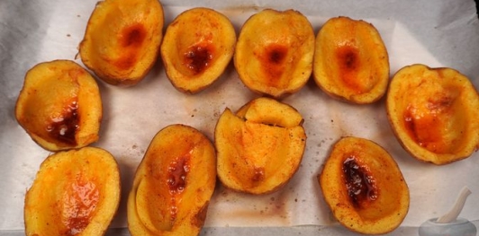 Картофельные лодочки с творожным сыром и маринованными огурцами