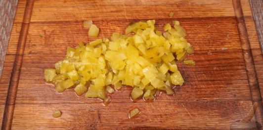 Картофельные лодочки с творожным сыром и маринованными огурцами
