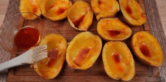 Картофельные лодочки с творожным сыром и маринованными огурцами