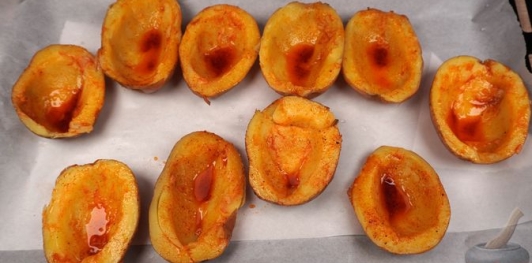Картофельные лодочки с творожным сыром и маринованными огурцами