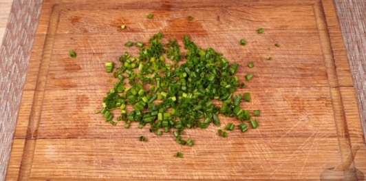 Картофельные лодочки с творожным сыром и маринованными огурцами