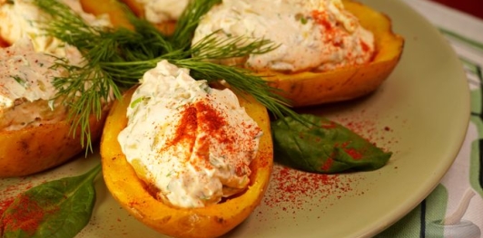 Картофельные лодочки с творожным сыром и маринованными огурцами