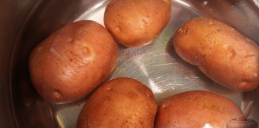Картофельные лодочки с творожным сыром и маринованными огурцами