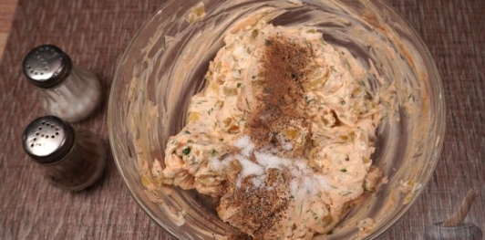 Картофельные лодочки с творожным сыром и маринованными огурцами