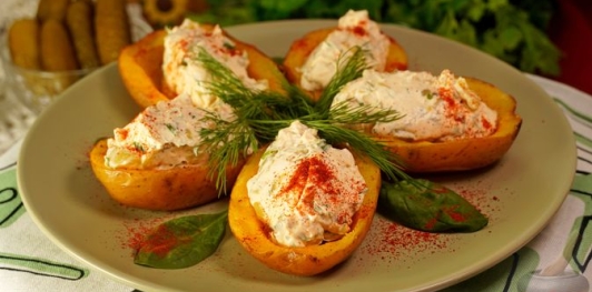 Картофельные лодочки с творожным сыром и маринованными огурцами
