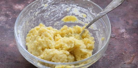 Картофельный рулет с ветчиной, шампиньонами и сыром