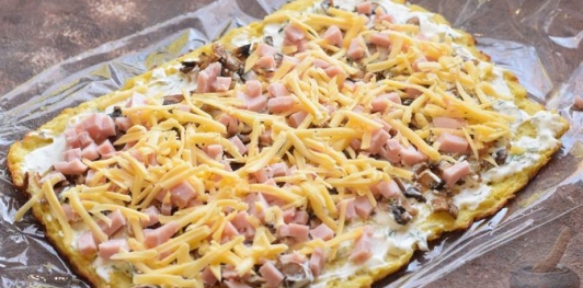 Картофельный рулет с ветчиной, шампиньонами и сыром