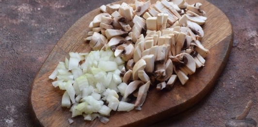 Картофельный рулет с ветчиной, шампиньонами и сыром