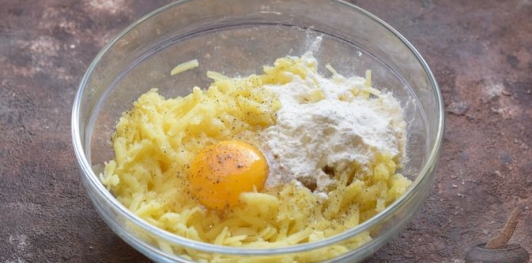Картофельный рулет с ветчиной, шампиньонами и сыром