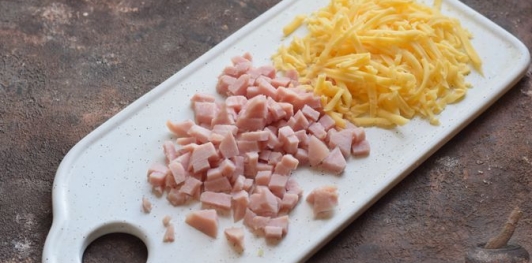 Картофельный рулет с ветчиной, шампиньонами и сыром
