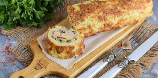 Картофельный рулет с ветчиной, шампиньонами и сыром