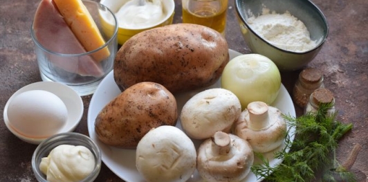 Картофельный рулет с ветчиной, шампиньонами и сыром