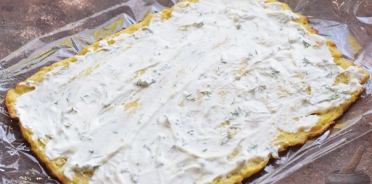 Картофельный рулет с ветчиной, шампиньонами и сыром