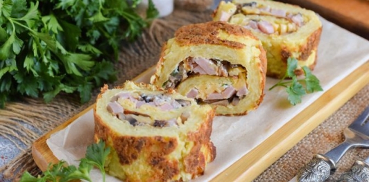 Картофельный рулет с ветчиной, шампиньонами и сыром