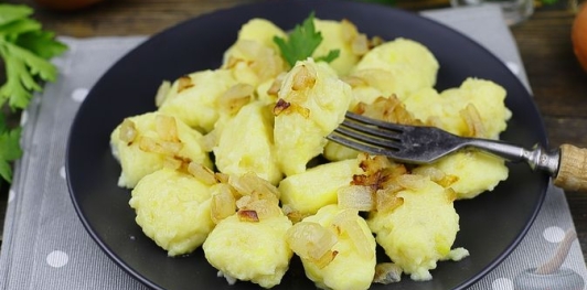 Клёцки из картофеля с жареным луком