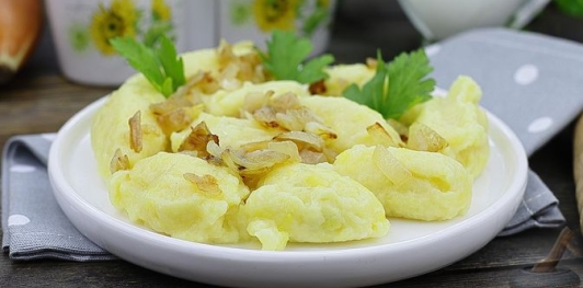 Клёцки из картофеля с жареным луком